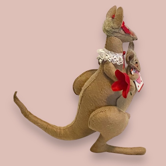 AnnaLee 2021 10” Valentine’s Day Exclusive Kangaroo & Joey  In Luv W/ Roo Plush - Picture 3 of 10
